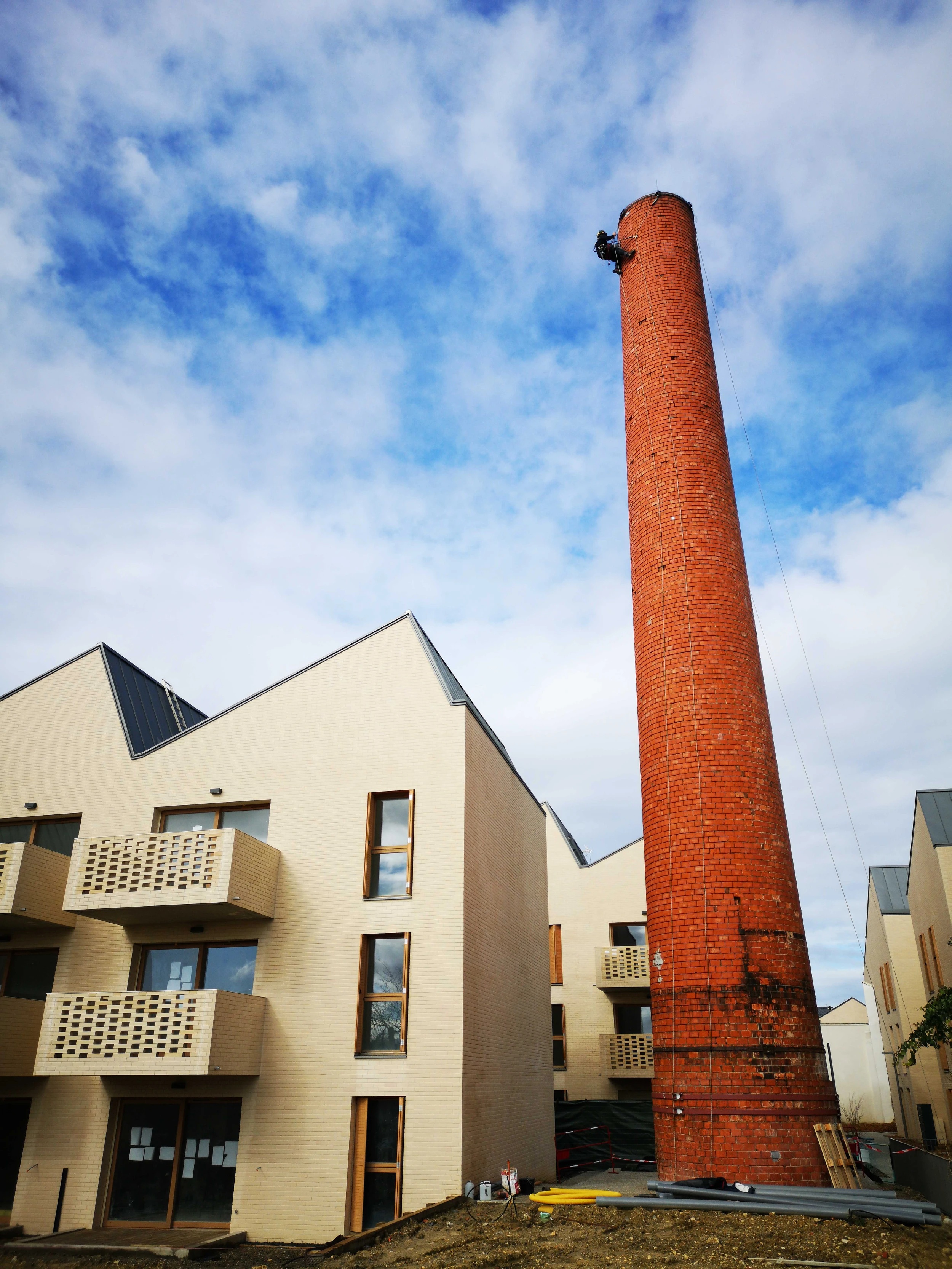 Intervention de cordistes MS Access pour la cheminée retrouve son aplomb chez PICHET à Bègles (bâtiment) – 9